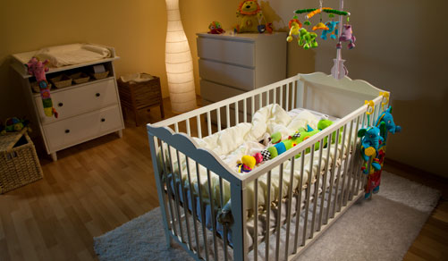 Une chambre de bébé avec un lit enfant en bois