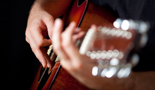 Un guitariste joue en live lors d'un concert