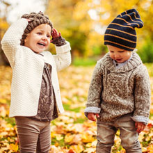 Deux enfants avec des vêtements pour l'Automne